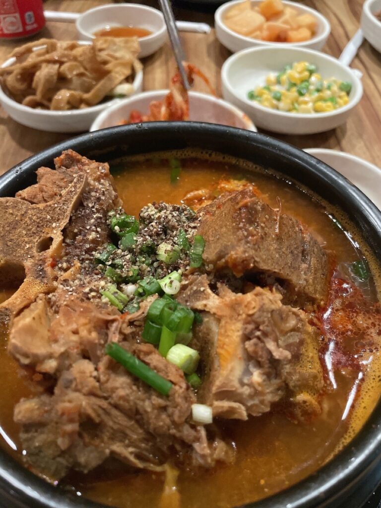 한국보다 푸짐하게 나온 감자탕