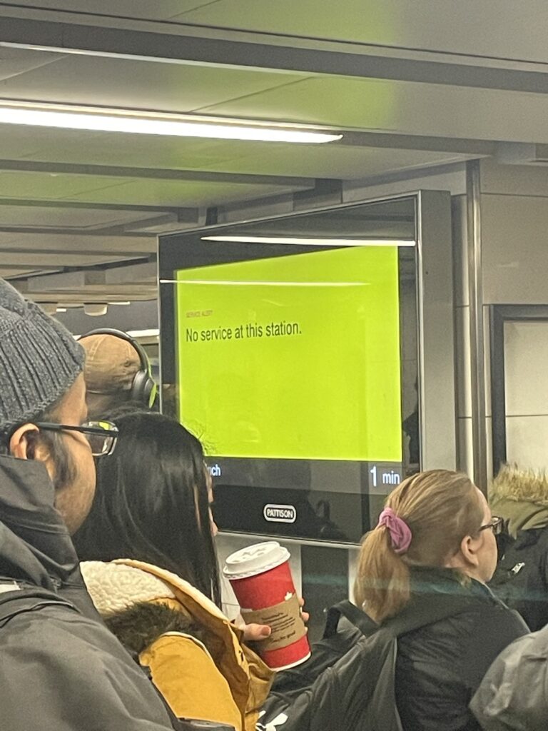 운행 중단 안내가 뜬 TTC 역사, 발이 묶인 승객들