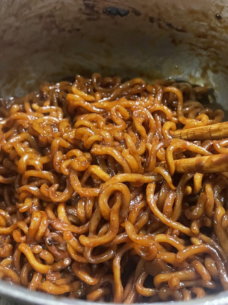 이사를 마치고 끓여 먹은 짜장라면
