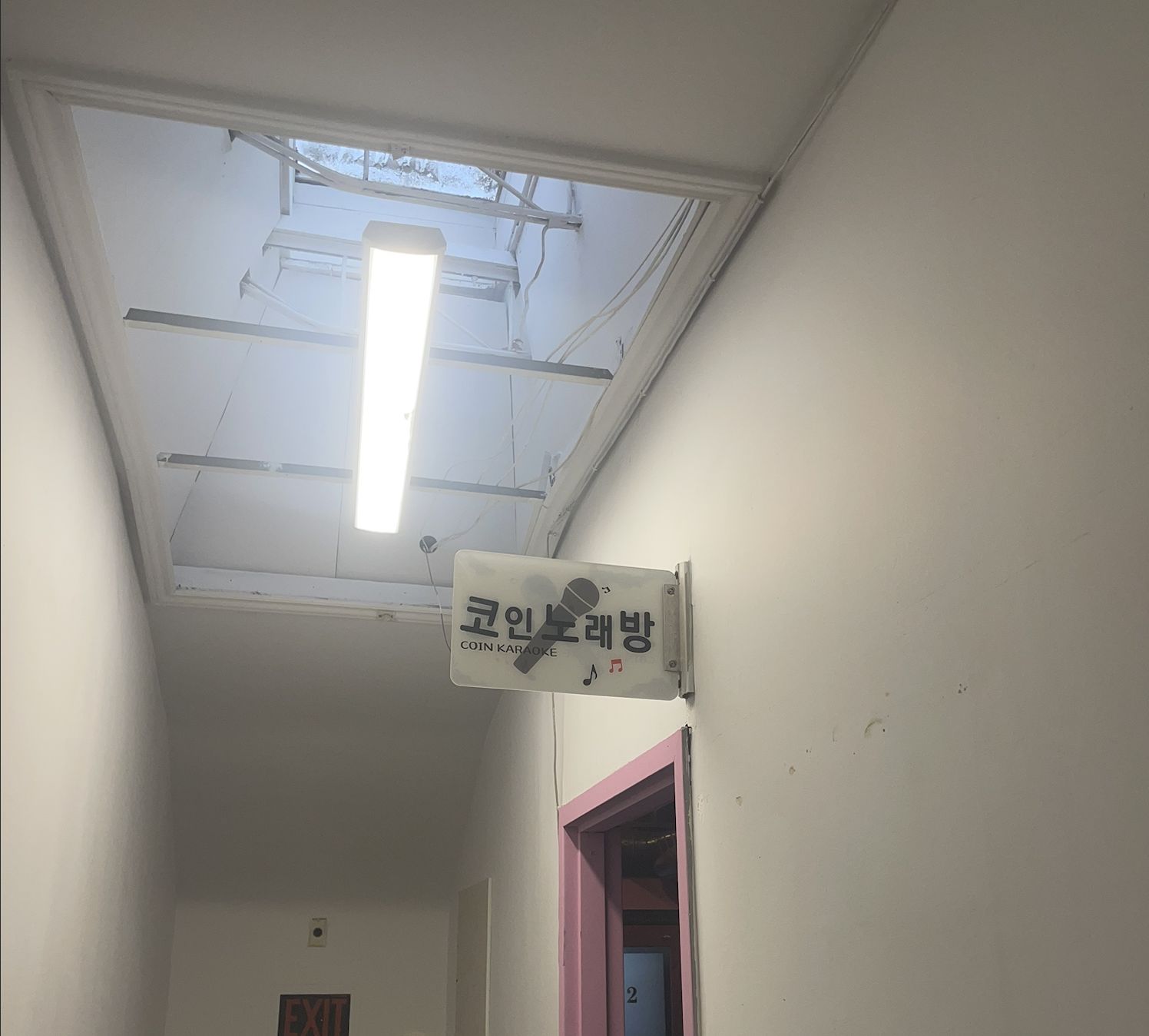 코인노래방 입구 간판 — 토론토 한인타운
