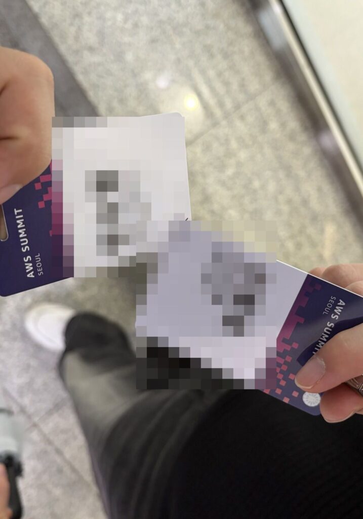 AWS Summit 명찰 인증샷