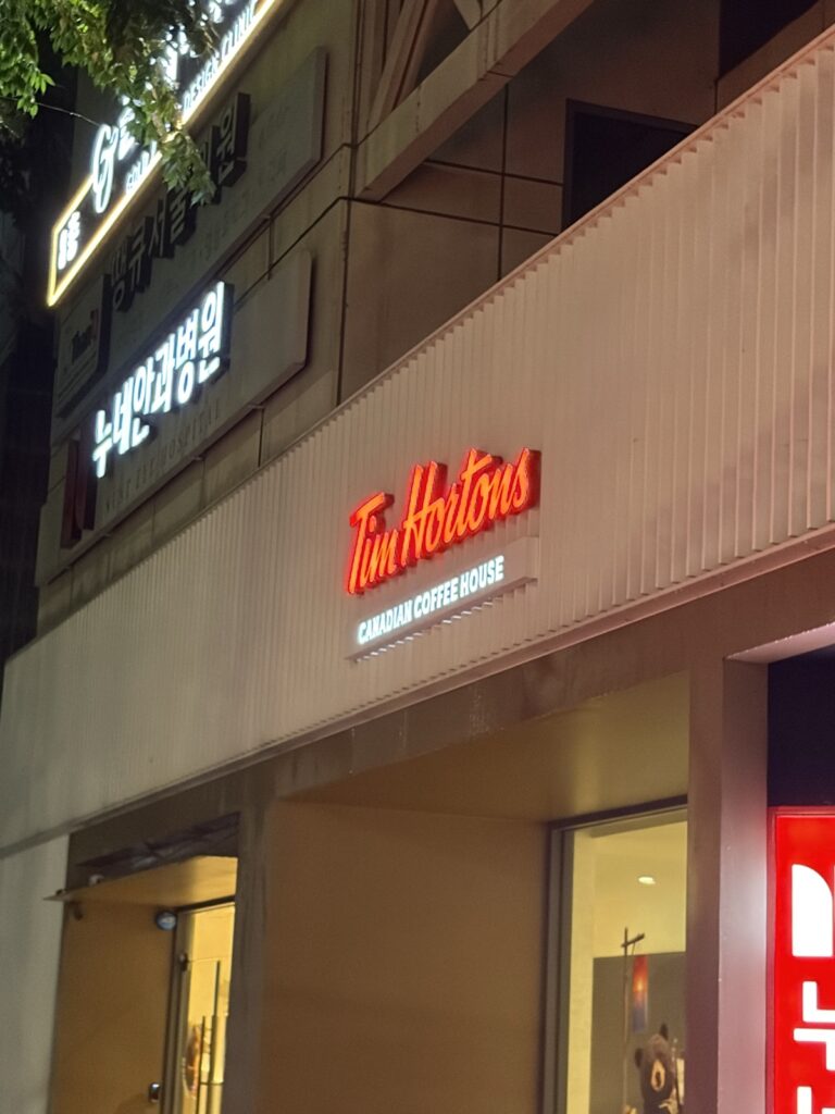 서울의 팀홀튼 매장 간판