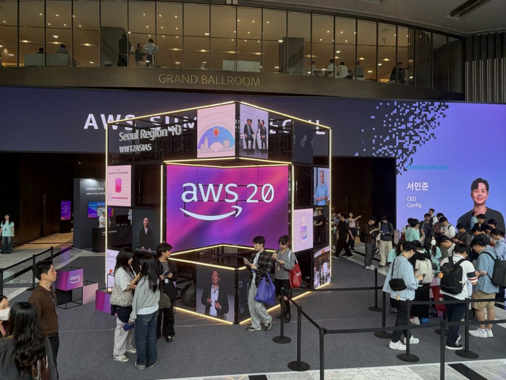 그랜드볼룸 앞 AWS 20주년 기념 큐브