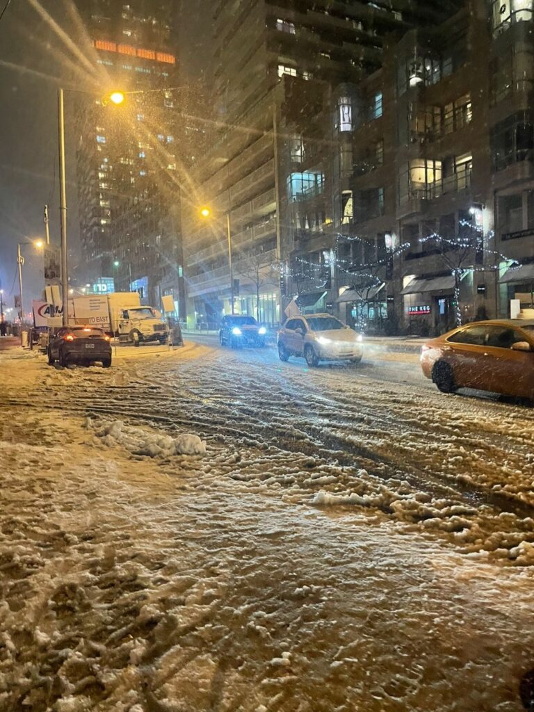 눈 덮인 집 근처 골목