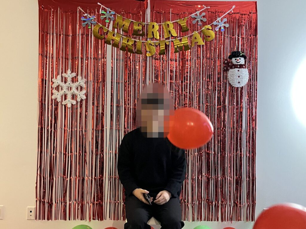크리스마스 장식과 풍선으로 꾸민 홈파티 포토존